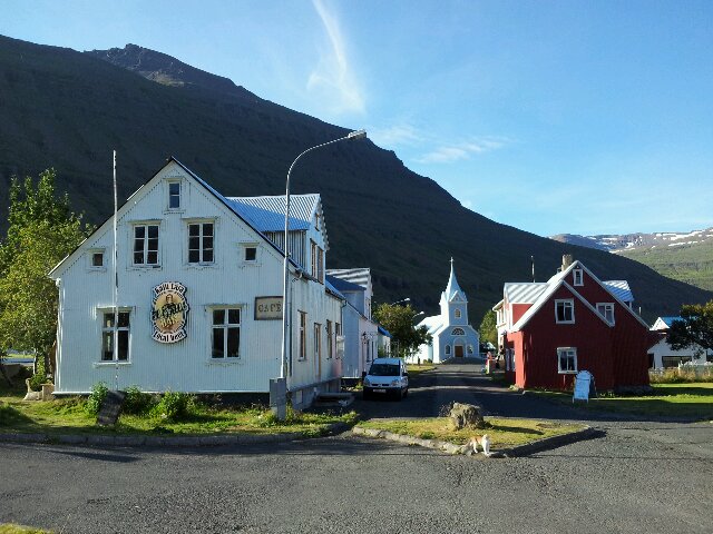 Seyðisfjörður, An- und Abfahrt der Fähre
