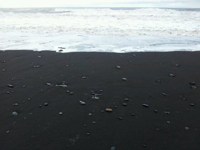 Der schwarze Sandstrand bei Vík 