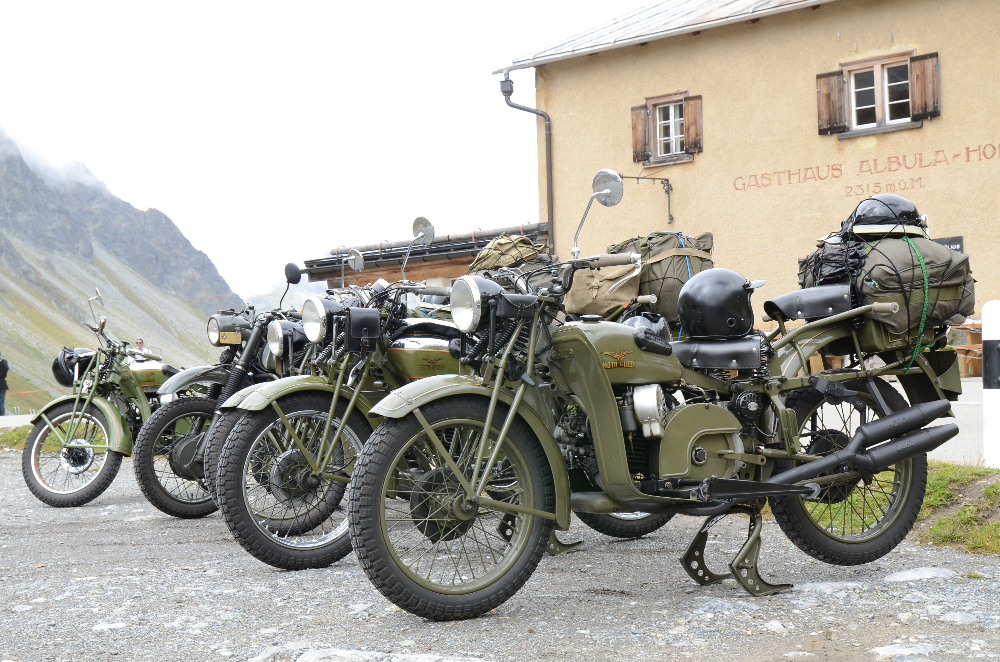 Hospitz auf der Albulapasshöhe, immer ein Bikertreff (Italiener mit Moto Guzzi