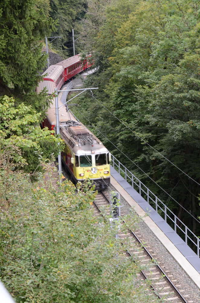 Die Rhätische Bahn kurz vor Klosters im Lanquarttal